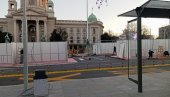 НАКОН МОЛБЕ ПРЕДСЕДНИКА ВУЧИЋА: Уклоњени шатори испред Скупштине (ФОТО)